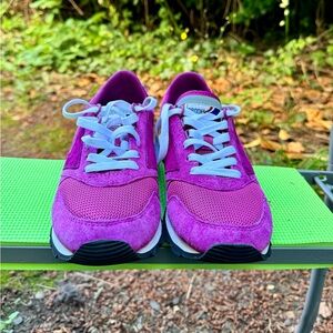 Brooks Heritage‎ Women’s Chariot Fuchsia walking/gym Shoe Size 9.5. Never used